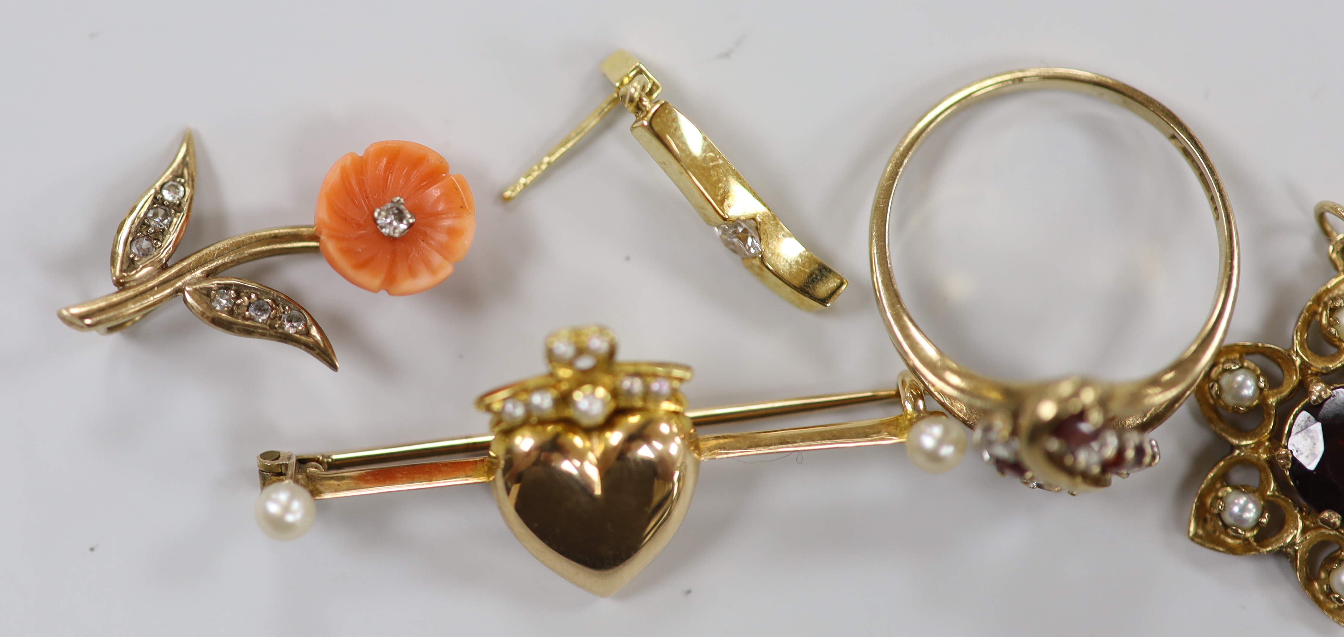 Assorted jewellery including yellow metal and seed pearl set heart bar brooch, 40mm, a pair of modern 18ct gold and inset diamond drop earrings, a coral and diamond set flower pendant and three other items including a 9c